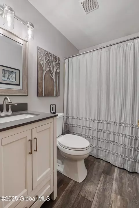 Bath - 16 New Netherland Way, Halfmoon, NY 12065 photo 1 of 9