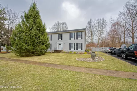 18 Molly White Dr, Coxsackie, NY 12051