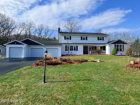 11 Apple Tree Ln, Clifton Park, NY 12065