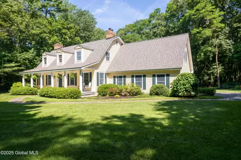 16 Glenwood Ter, Averill Park, NY 12018