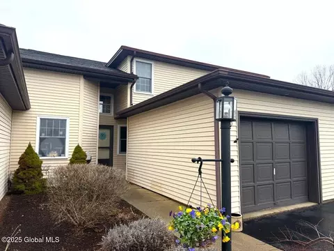 40 Baybridge Dr, Queensbury, NY 12804