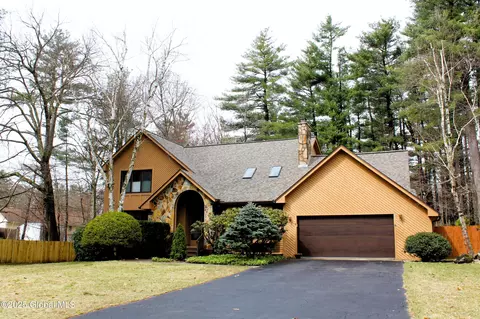 210 Featherwood Ct, Schenectady, NY 12303