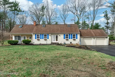 20 Mohawk Dr, Averill Park, NY 12018