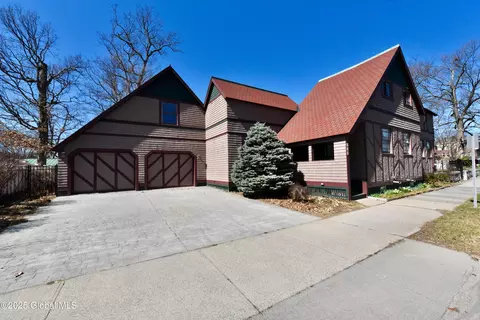 125 Regent St, Saratoga Springs, NY 12866
