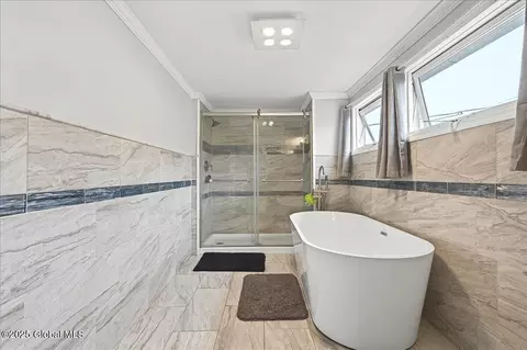 Bath - 47 Macarthur Dr, Schenectady, NY 12302 photo 3 of 4