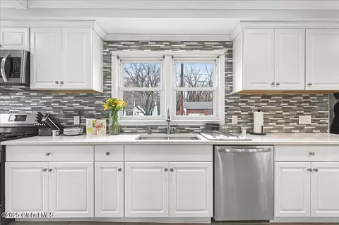 Kitchen - 47 Macarthur Dr, Schenectady, NY 12302 photo 3 of 4