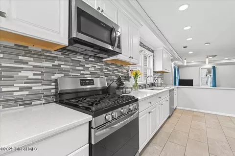 Kitchen - 47 Macarthur Dr, Schenectady, NY 12302 photo 1 of 4