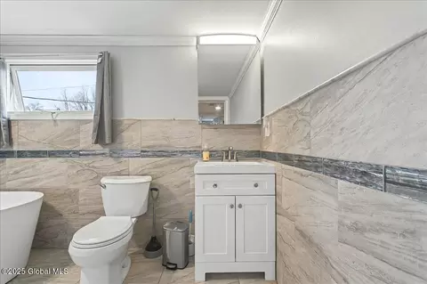 Bath - 47 Macarthur Dr, Schenectady, NY 12302 photo 2 of 4
