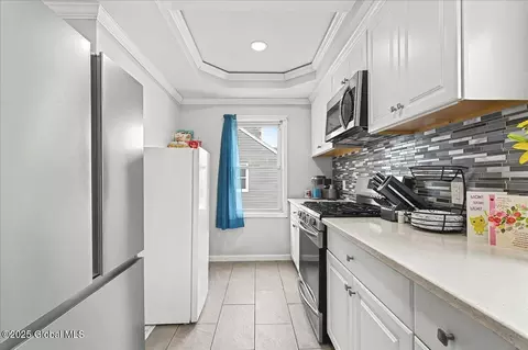 Kitchen - 47 Macarthur Dr, Schenectady, NY 12302 photo 2 of 4