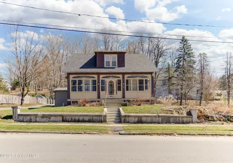 36 Sloane Ave, Amsterdam, NY 12010