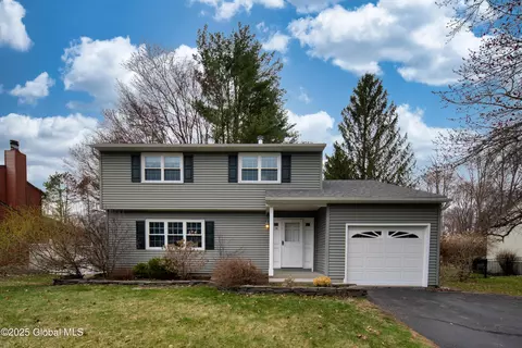 14 Hancock Dr, Glenmont, NY 12077