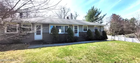 29 Nancy Dr, Troy, NY 12180