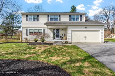 1431 Orlyn Dr, Niskayuna, NY 12309
