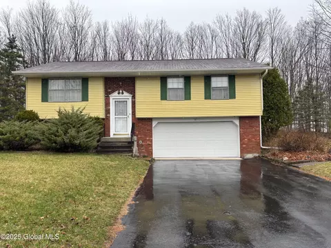 112 Springhollow Dr, Cohoes, NY 12047