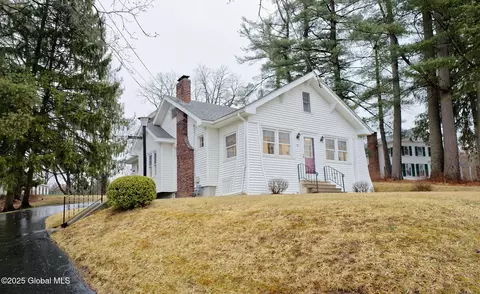 34 Bridge St, Slingerlands, NY 12159