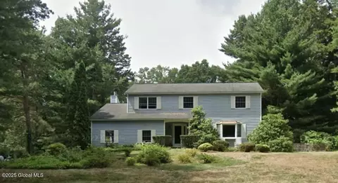 2 Putnam Ln, Clifton Park, NY 12065