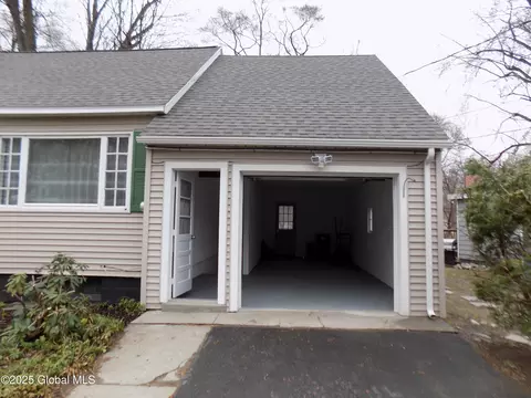 300 Sullivan Rd, Schenectady, NY 12304 photo 2