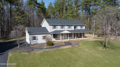 8 Canfield Ct, Gansevoort, NY 12831