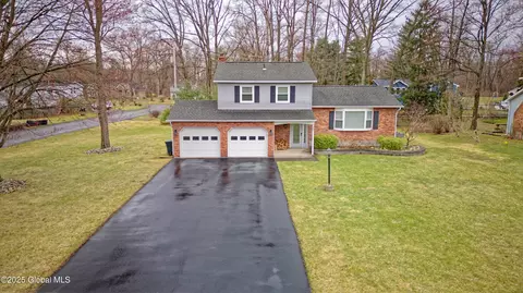 696 Hampshire Seat, Niskayuna, NY 12309