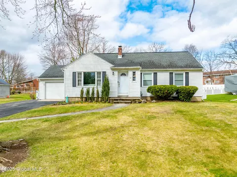 18 W Glenwood Dr, Latham, NY 12110