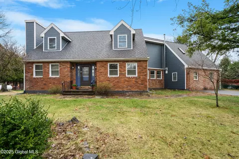 4 Ribbon Candy Ln, Troy, NY 12182