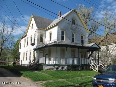 4 West St, Johnstown, NY 12095