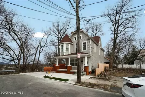 Exterior - 701 Vale Pl, Schenectady, NY 12308 photo 6 of 11