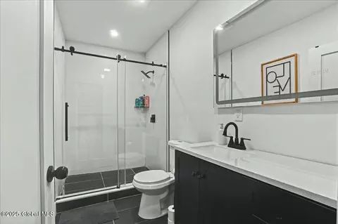 Bath - 701 Vale Pl, Schenectady, NY 12308 photo 2 of 3