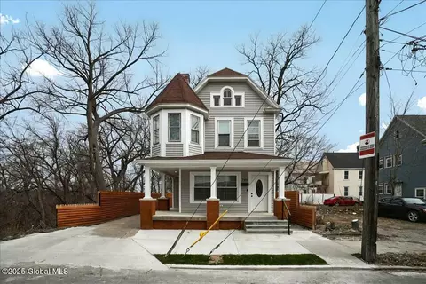 Exterior - 701 Vale Pl, Schenectady, NY 12308 photo 3 of 11