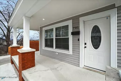 Exterior - 701 Vale Pl, Schenectady, NY 12308 photo 7 of 11