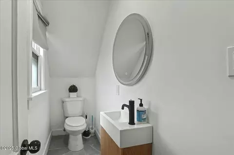 Bath - 701 Vale Pl, Schenectady, NY 12308 photo 1 of 3