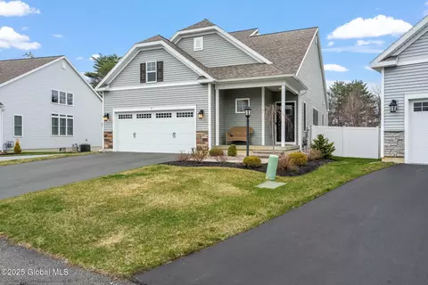 7 Bradley Cir, Halfmoon, NY 12065