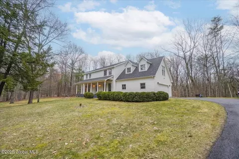 129 Homestead Rd, Saratoga Springs, NY 12866