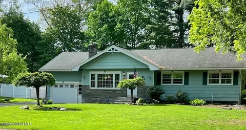 36 Damask Dr, Clifton Park, NY 12065