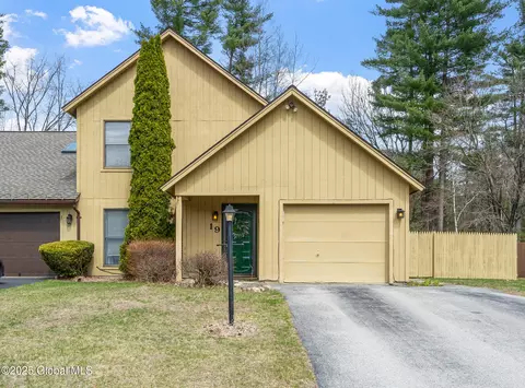 19 Margaret Dr, Queensbury, NY 12804