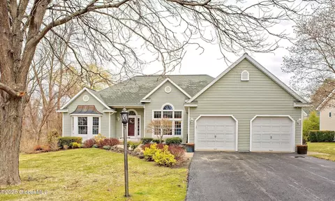 28 Greyledge Dr, Albany, NY 12211