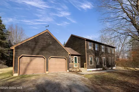 7 Stonehurst Dr, Queensbury, NY 12804