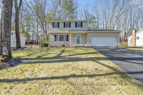 27 Orenda Spring Dr, Saratoga Springs, NY 12866