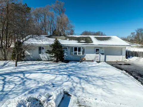 20 Hunting Rd, Colonie, NY 12205