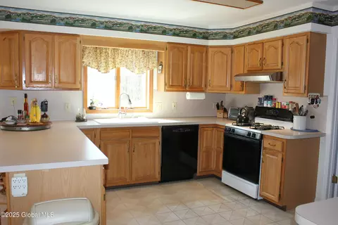 2 Rhode Island Ct, Rexford, NY 12148 photo 11