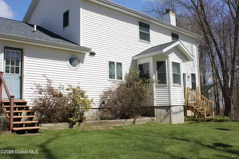 2 Rhode Island Ct, Rexford, NY 12148 photo 2