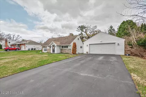 840 Whitney Dr, Schenectady, NY 12309 photo 4