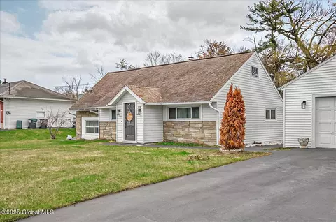 840 Whitney Dr, Schenectady, NY 12309 photo 3