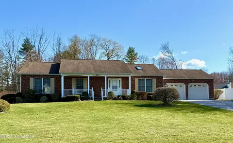 93 Gloucester St, Clifton Park, NY 12065