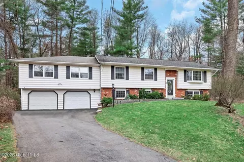 8 Nutmeg Ct, Clifton Park, NY 12065
