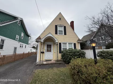 44 109th St, Troy, NY 12182