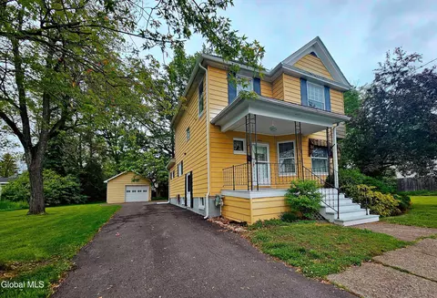 16 Oakwood Blvd, Hudson, NY 12534
