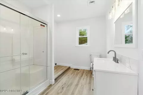 Bath - 449 Taurus Rd, Schenectady, NY 12304 photo 1 of 2
