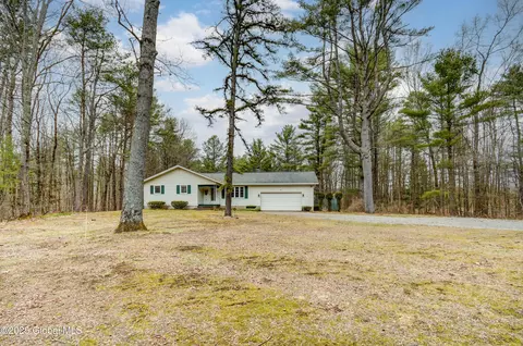 302 Sand Hill Rd, Gloversville, NY 12078