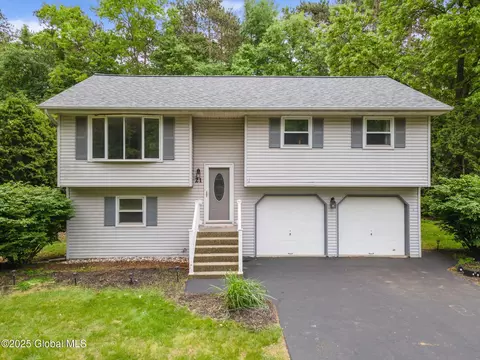 21 Wineberry Ln, Malta, NY 12020